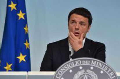 El primer ministro italiano, Matteo Renzi, gesticula durante una rueda de prensa que ofreci&oacute; en el Palacio Chigi, en Roma (Italia) 