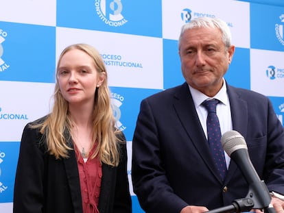 La presidenta del consejo constitucional, Beatriz Hevia, del Partido Republicano, junto al vicepresidente del órgano, Aldo Valle, del bloque de izquierdas