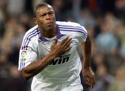 Julio Baptista celebra su gol ante el Betis.