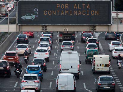 Paneles luminosos en la M-30 indican la activación del protocolo anticontaminación en la fase 1 en Madrid. 