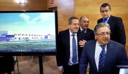 Juan Ignacio Zoido, al frente, junto a un monitor con una recreación de los nuevos modelos de CIE que ha presentado este lunes.