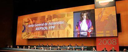 Dolores López, de Intermon, durante su intervención el miércoles en la junta general de accionistas de Repsol.