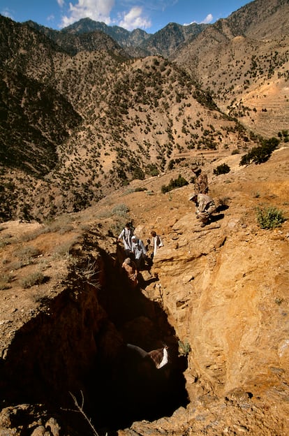 Ruinas de una casa habitada por Al Zawahiri, luego del bombardeo estadounidense en la montaña de Tora Bora (Afganistán), en julio de 2004.