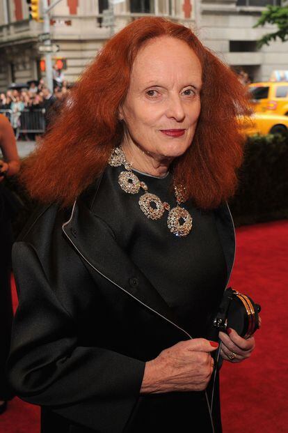 La directora de arte de la edición americana de Vogue, Grace Coddington, vestida de Prada.