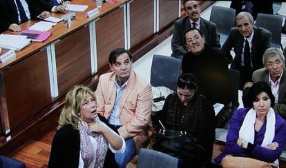 7 de noviembre de2011.<br>La ex alcaldesa de Marbella, Marisol Yagüe (i), junto a Julián Muñoz y otros acusados del 'caso Malaya'.