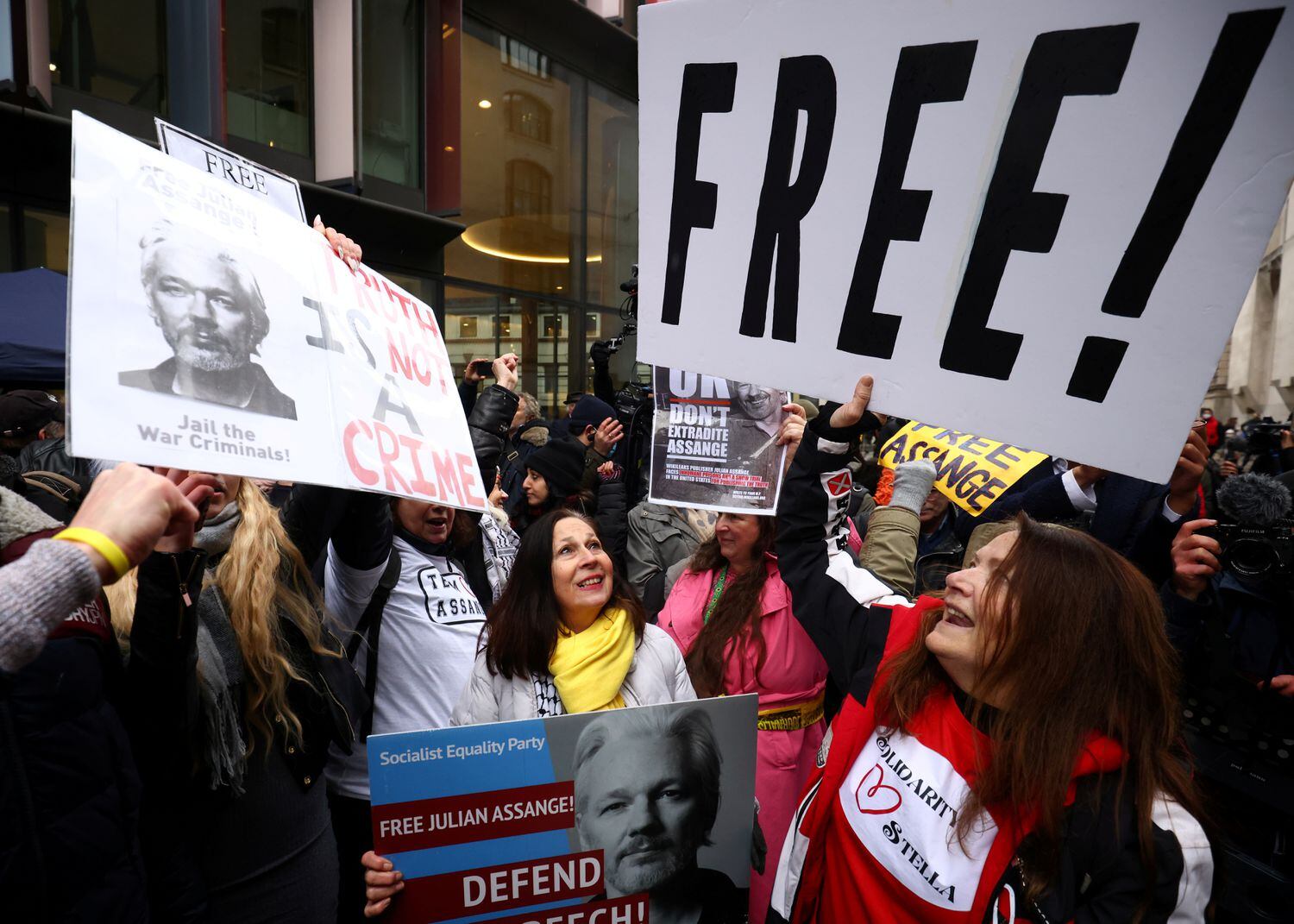 Manifestación frente al Tribunal Penal Central de Londres para celebrar la decisión de la justicia británica de rechazar la extradición de Assange a Estados Unidos, este lunes.