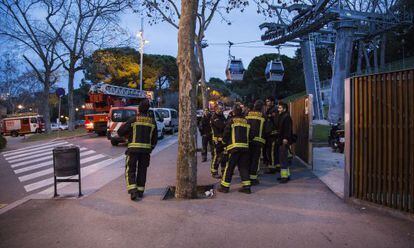 Bomberos en la estaci&oacute;n de Miramar del telef&eacute;rico de Montuj&iuml;c, durante las labores de rescate de las personas atrapadas.