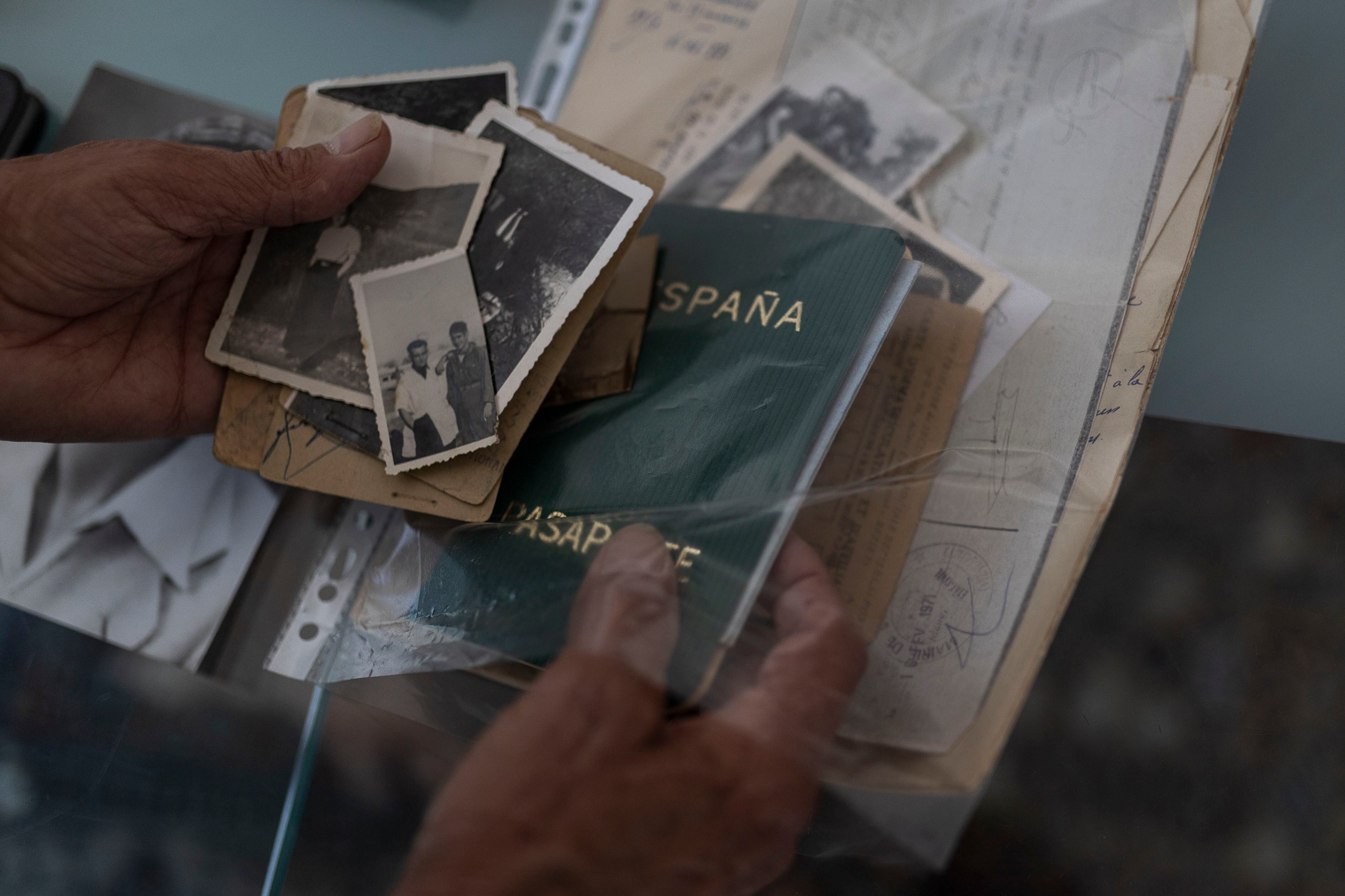 Alain, sobrino de Ana Garbín Alonso, muestra documentación e imágenes familiares.