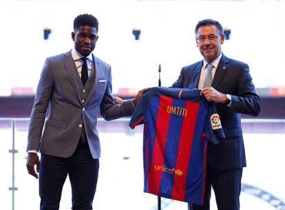 El presidente del FC Barcelona, Josep Maria Bartomeu, presenta a la nueva incorporaci&oacute;n Samuel Umtiti. 