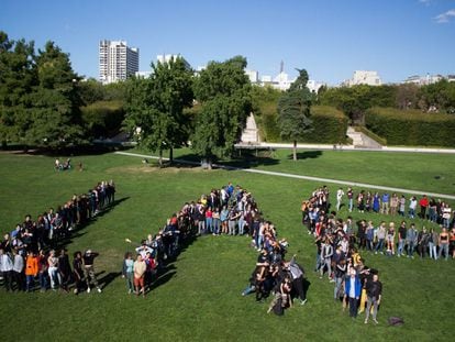 Los alumnos del Liceo Autogestionado de París forman las iniciales del mismo.