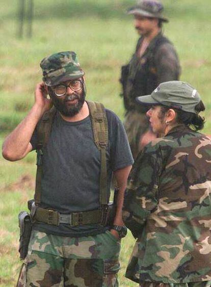 Alfonso Cano conversa con una guerrillera en una foto de 2000.