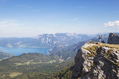 En la zona cercana a la orilla, el agua clara reluce en un turquesa que recuerda al Caribe, mientras que desde el lago <a href="http://attersee-attergau.salzkammergut.at/en.html" target="_blank"> Attersee </a> se abre una fantástica vista de los majestuosos Alpes austríacos. Los barcos de línea se detienen, en su travesía, en todos los puntos de interés; el que quiera se baja y se queda cuanto considere. Solo que a menudo no es sencillo decidir dónde. Y es que, en torno a este lago, en mitad del amablemente ondeado Salzkammergut, hay multitud de castillos, caseríos y pintorescos lugares.