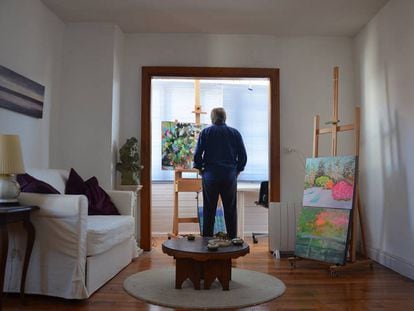 Alberto Mendívil en su estudio en Grado (Asturias).