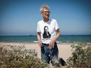 Eduard Limónov, en al playa de El Saler de Valencia, el pasado mes de junio.