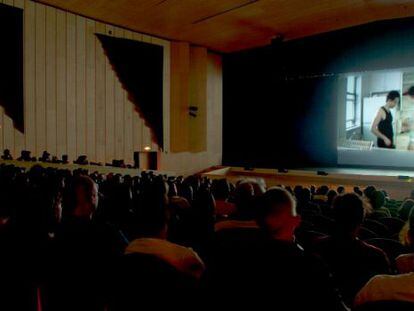 Proyecci&oacute;n de un cortometraje en el auditorio Buero Vallejo de Guadalajara, durante una edici&oacute;n pasada del Festival de Cine Solidario (Fescigu).