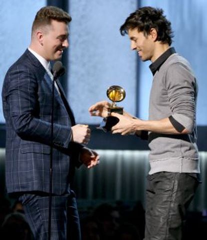 Enrique Iglesias entrega a Sam Smith uno de los Grammy.