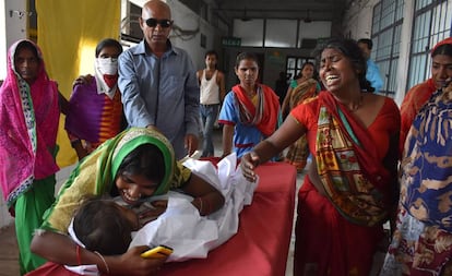 Un menor con encefalitis aguda en un hospital de Muzzaffarpur, al norte de India.