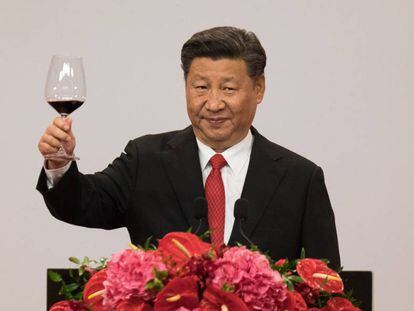 El presidente chino, Xi Jinping, brinda durante un banquete en Hong Kong, este viernes.