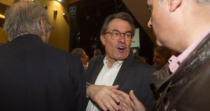 Artur Mas saluda el exconsejero Germà Gordó, este sábado.