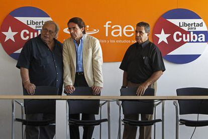 Aznar, con el periodista Raúl Rivero y un representante de los excarcelados cubanos, ayer en Madrid.