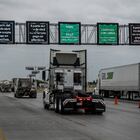 Trailers y camiones arriban al puente fronterizo III en Nuevo Laredo, Tamaulipas, Mxico. el da 15 de abril de 2020. La ciudad de Nuevo Laredo tiene hasta el momento 9 casos positivos de COVID-19. Sin embargo, la ciudad hermana de Laredo, Texas tiene ms de 200 casos. Ambas ciudades mantienen constante comunicacin, con el comercio semi detenido, esperando que la contingencia pase a finales del mes de mayo y volver a poder abrir la frontera a todo tipo de actividades.