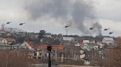 Fotografía publicada por la Policía de Ucrania, donde se muestra a seis helicópteros, aparentemente rusos, sobrevolando Kiev, este jueves. 