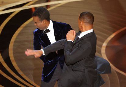 Will Smith golpea a Chris Rock mientras este hablaba en el escenario durante la gala de los Oscar. El actor ha agredido al humorista después de que este bromeara sobre su esposa, Jada Pinkett Smith. Su agresividad y sus exabruptos causan estupor y desconcierto entre sus compañeros y la audiencia.