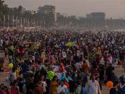 Visitantes en la playa Juhu de Bombay (India), el domingo 13 de noviembre.