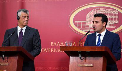 El presidente de Kosovo, Hashim Thaci (i), durante una rueda de prensa con el primer ministro de Macedonia, Zoran Zaev.