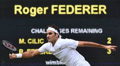 Federer devuelve la pelota en la final contra Cilic.