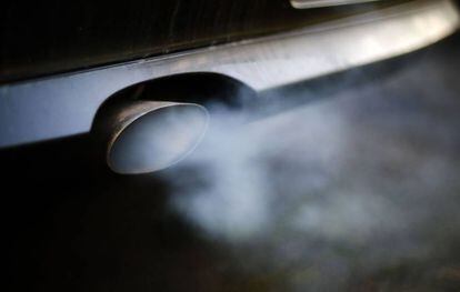 Emisión de humo de un tubo de escape.