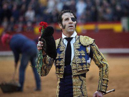 Juan José Padilla da la vuelta al ruedo tras la muerte de uno de sus toros en Castellón en marzo de este año.