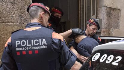Un detenido en una operación contra un narcopiso en El Raval.