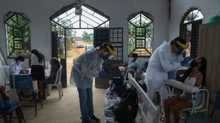 Trabajadores de la salud realizan pruebas de coronavirus en una comunidad indígena de Manaos, en el Amazonas, el 7 de enero.