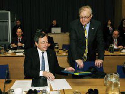 El presidente del Banco Central Europeo, Mario Draghi (izq), conversa con el comisario europeo de Asuntos Econ&oacute;micos y Monetarios, Olli Rehn (dcha), durante su participaci&oacute;n en una reuni&oacute;n informal de ministros de Econom&iacute;a y Finanzas de la Uni&oacute;n Europea en Dubl&iacute;n (Irlanda) hoy, viernes 12 de abril de 2013.