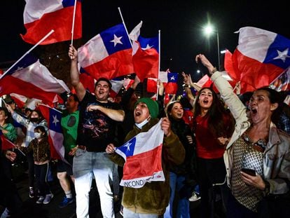 Simpatizantes del rechazo a la nueva Constitución de Chile, este domingo en Santiago.