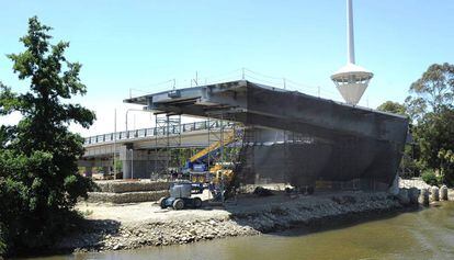 El puente de Cau Cau, en fase de construcción.