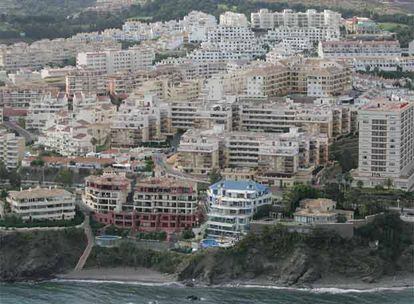 Miles de viviendas construidas cerca del mar en Benalmádena Costa.