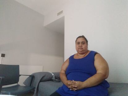 Yanet Moreno en la habitación que le proporcionó el Samur Social.