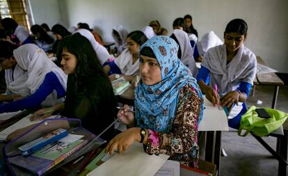 Adolescentes en una escuela en el distrito de Khulna, en Bangladés, en marzo pasado.