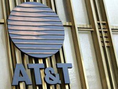 Las acciones de AT&T, uno de los treinta componentes del Dow Jones de Industriales, la principal referencia de Wall Street, se han revalorizado el 4,57 % desde que comenzó el año. EFE/Archivo