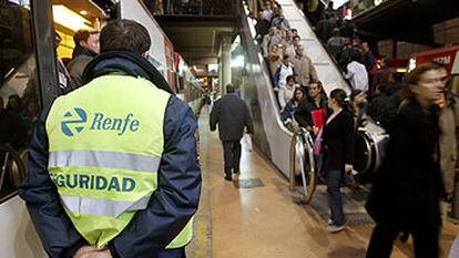 Un vigilante privado de Renfe vigila uno de los andenes de la estación de Atocha de Madrid.