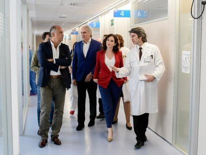 Desde la izquierda, el ya exviceconsejero del plan covid-19 en Madrid, Antonio Zapatero; el consejero de Sanidad, Enrique Ruiz-Escudero; la presidenta de Madrid, Isabel Díaz Ayuso, y el doctor Carlos Mur, durante una visita al Hospital de Fuenlabrada en mayo de 2019.