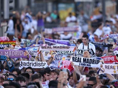 Aficionados del Real Madrid, el domingo durante la recepción de la Comunidad al equipo como ganador de la Champions.