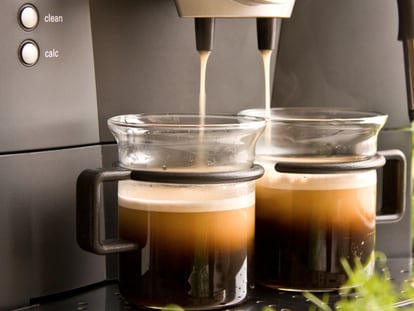 Las cafeteras superautomáticas preparan el café controlando cada paso del proceso, desde el molido del grano hasta la cremosidad de la espuma.