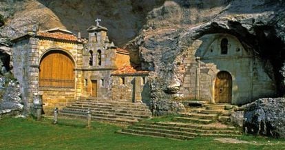 La cueva de Ojo Guareña, en la comarca burgalesa de Las Merindades, tiene 120 kilómetros de galerías subterráneas, de las cuales hay un tramo acondicionado que puede ser visitado por el público. En superficie, este espacio protegido ofrece diez recorridos circulares por senderos señalizados de poca dificultad. Uno de los puntos de partida de las rutas es la ermita rupestre de San Bernabé. Más información en <a href="http://www.merindaddesotoscueva.es/" target="_blank">merindaddesotoscueva.es</a>