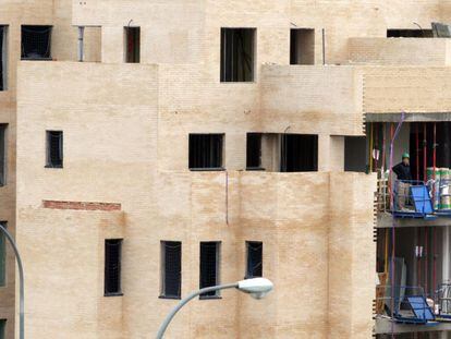 Obras de construcci&oacute;n de bloques de vivienda nueva en Madrid.