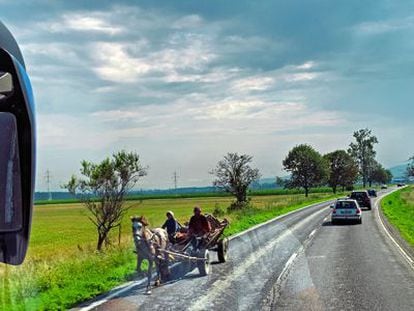 Un carro tirado por un caballo circula por la carretera nacional, una escena común en el delta del Danubia y Transilvania.