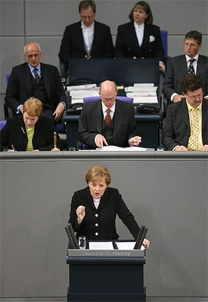La conservadora Angela Merkel, en un momento de su primera intervención ante el Bundestag como canciller.