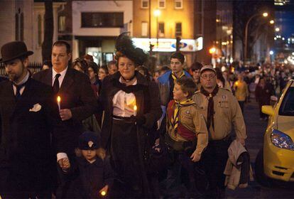 Decenas de personas marchan en la procesión fúnebre de Halifax (Canadá), la noche del 14 de abril, en la localidad que era el puerto más cercano al lugar del hundimiento del Titanic y donde están enterradas 120 víctimas.